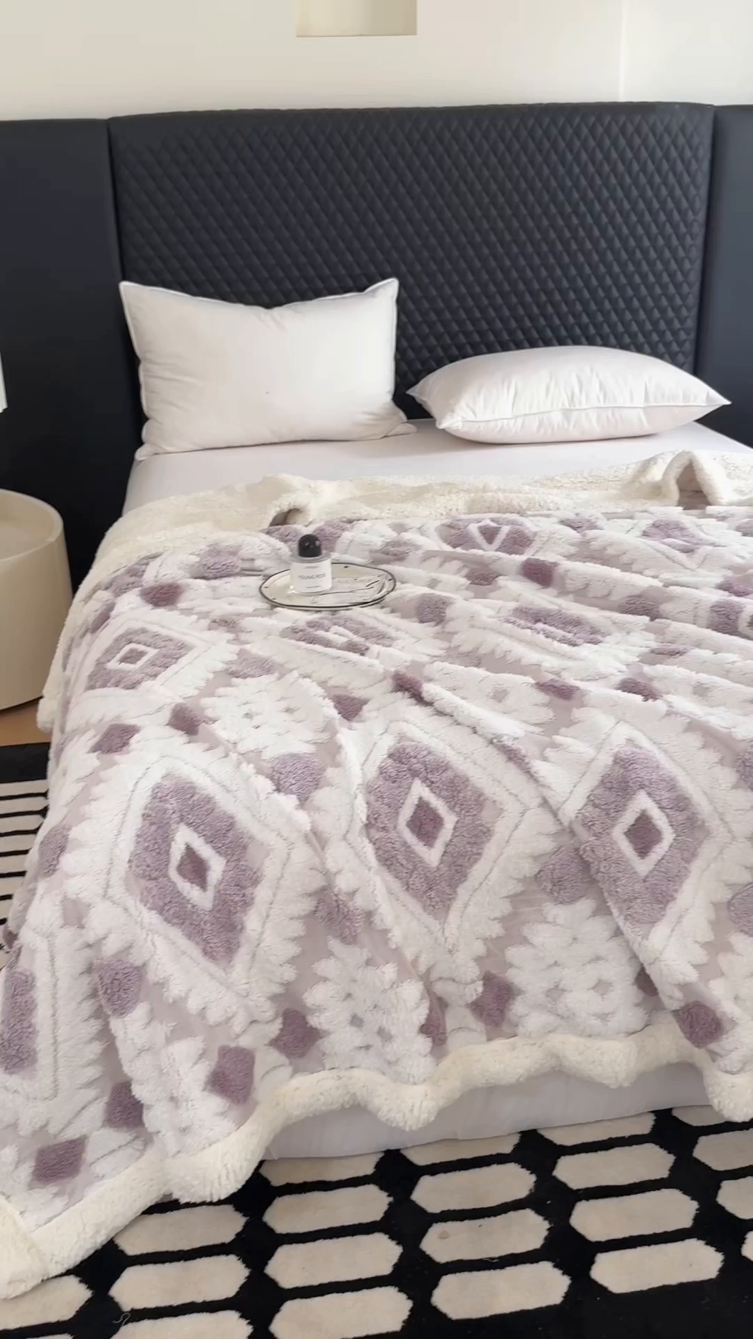 91家纺网 家纺一手货源 找家纺 丹本家纺 2025新款轻奢阳离子提花镂空塔芙绒羊羔绒保暖午睡双层毛毯办公室盖毯 浅紫