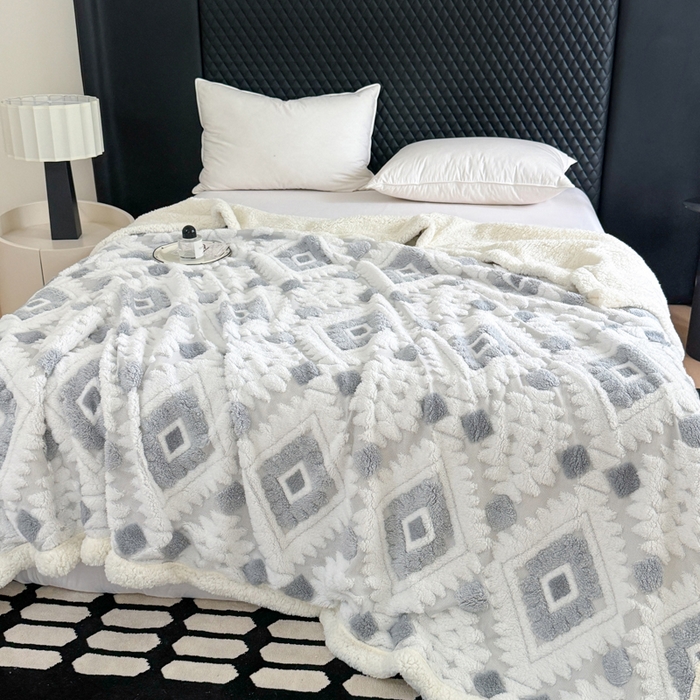 91家纺网 家纺一手货源 找家纺 丹本家纺 2025新款轻奢阳离子提花镂空塔芙绒羊羔绒保暖午睡双层毛毯办公室盖毯 浅灰