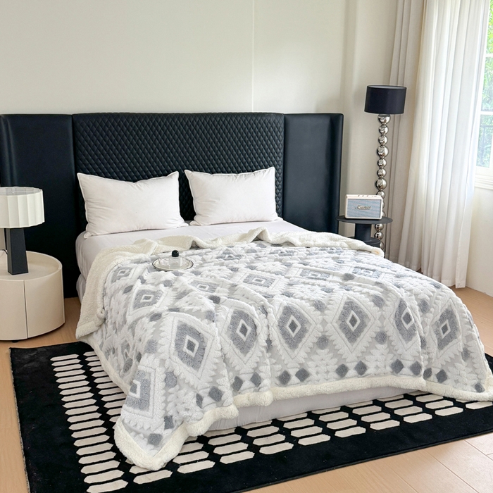 91家纺网 家纺一手货源 找家纺 丹本家纺 2025新款轻奢阳离子提花镂空塔芙绒羊羔绒保暖午睡双层毛毯办公室盖毯 浅灰