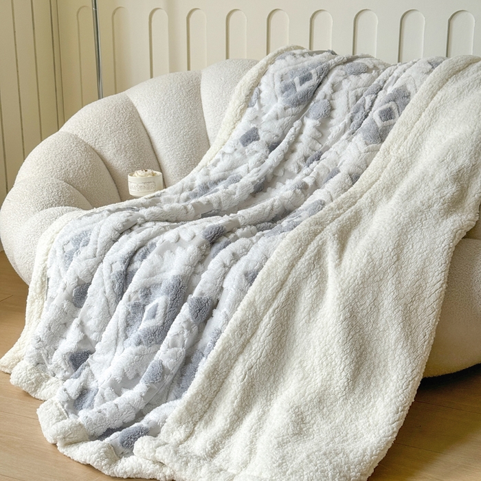 91家纺网 家纺一手货源 找家纺 丹本家纺 2025新款轻奢阳离子提花镂空塔芙绒羊羔绒保暖午睡双层毛毯办公室盖毯 浅灰