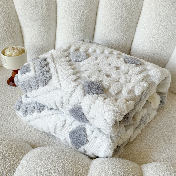 91家纺网 家纺一手货源 找家纺 丹本家纺 2025新款轻奢阳离子提花镂空塔芙绒羊羔绒保暖午睡双层毛毯办公室盖毯 浅灰