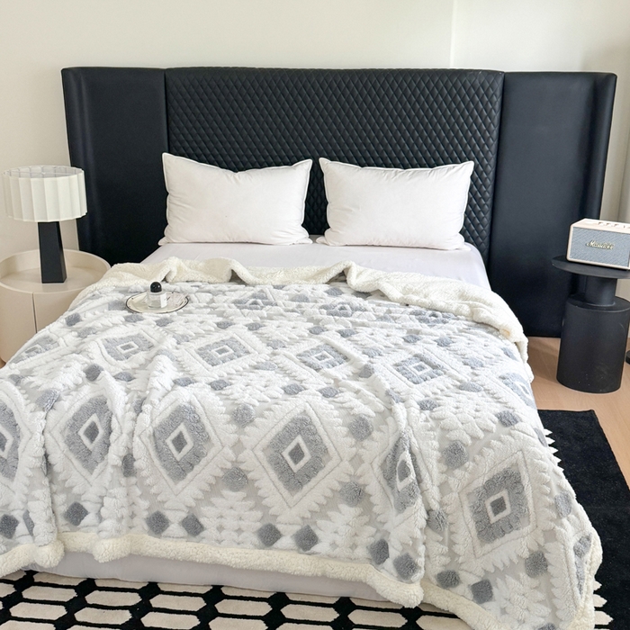 91家纺网 家纺一手货源 找家纺 丹本家纺 2025新款轻奢阳离子提花镂空塔芙绒羊羔绒保暖午睡双层毛毯办公室盖毯 浅灰