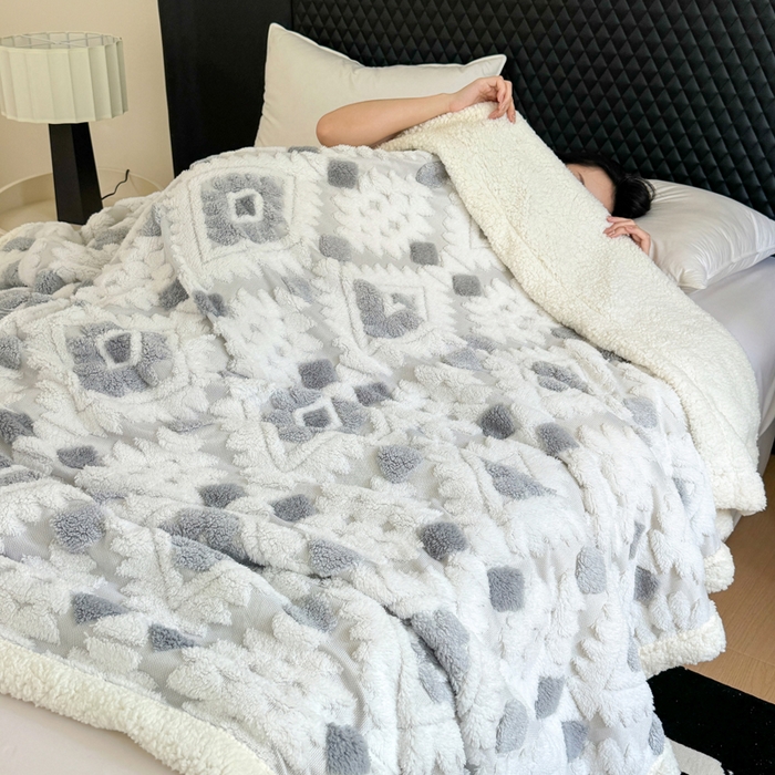 91家纺网 家纺一手货源 找家纺 丹本家纺 2025新款轻奢阳离子提花镂空塔芙绒羊羔绒保暖午睡双层毛毯办公室盖毯 浅灰
