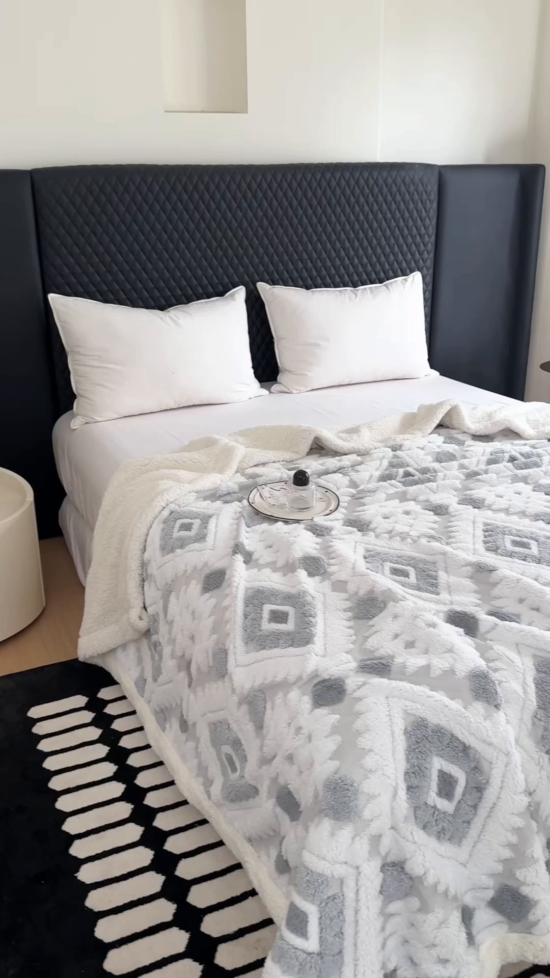 91家纺网 家纺一手货源 找家纺 丹本家纺 2025新款轻奢阳离子提花镂空塔芙绒羊羔绒保暖午睡双层毛毯办公室盖毯 浅灰