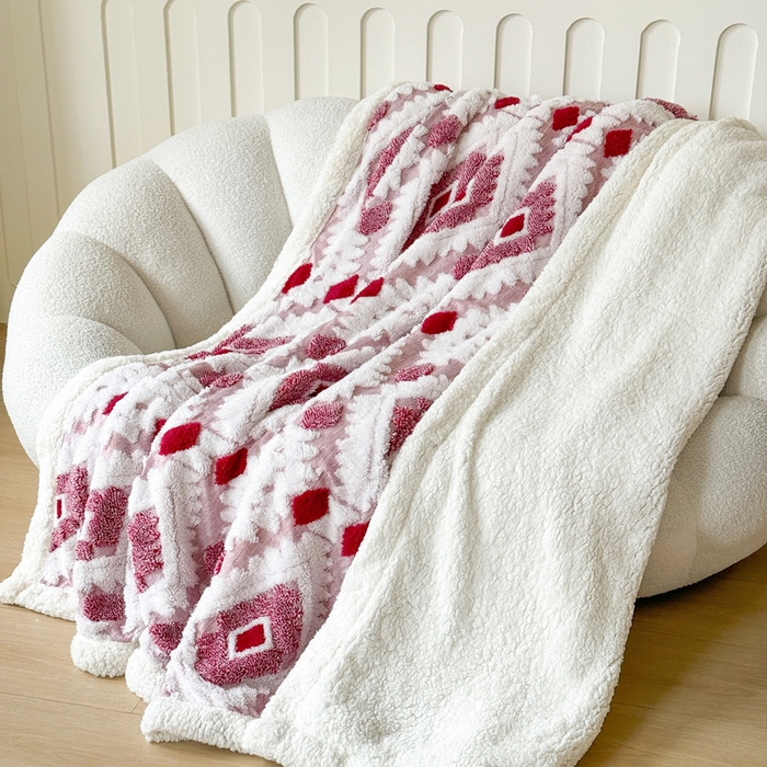 91家纺网 家纺一手货源 找家纺 丹本家纺 2025新款轻奢阳离子提花镂空塔芙绒羊羔绒保暖午睡双层毛毯办公室盖毯 玫红