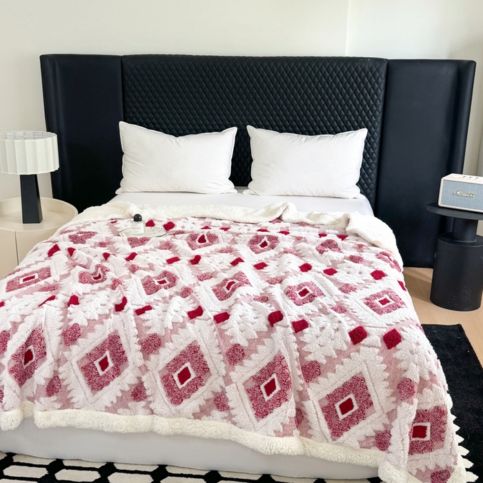 91家纺网 家纺一手货源 找家纺 丹本家纺 2025新款轻奢阳离子提花镂空塔芙绒羊羔绒保暖午睡双层毛毯办公室盖毯 玫红