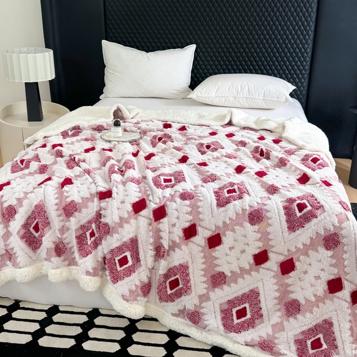 91家纺网 家纺一手货源 找家纺 丹本家纺 2025新款轻奢阳离子提花镂空塔芙绒羊羔绒保暖午睡双层毛毯办公室盖毯 玫红