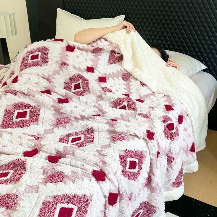 91家纺网 家纺一手货源 找家纺 丹本家纺 2025新款轻奢阳离子提花镂空塔芙绒羊羔绒保暖午睡双层毛毯办公室盖毯 玫红