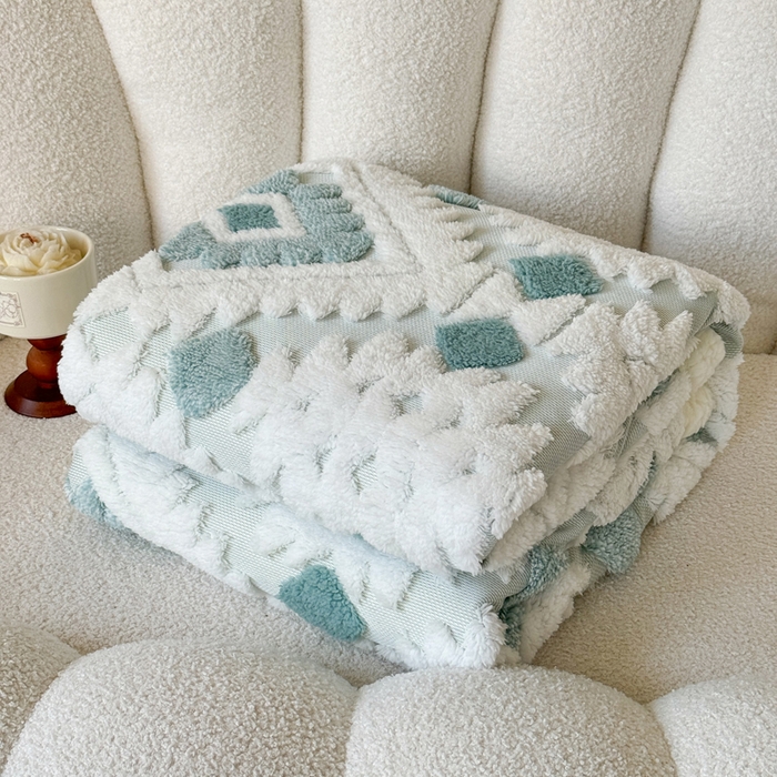 91家纺网 家纺一手货源 找家纺 丹本家纺 2025新款轻奢阳离子提花镂空塔芙绒羊羔绒保暖午睡双层毛毯办公室盖毯 蓝色