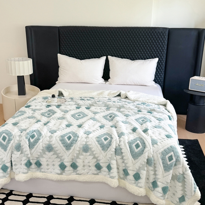 91家纺网 家纺一手货源 找家纺 丹本家纺 2025新款轻奢阳离子提花镂空塔芙绒羊羔绒保暖午睡双层毛毯办公室盖毯 蓝色