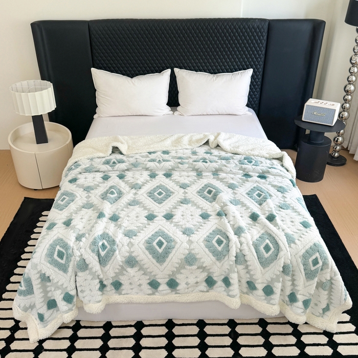 91家纺网 家纺一手货源 找家纺 丹本家纺 2025新款轻奢阳离子提花镂空塔芙绒羊羔绒保暖午睡双层毛毯办公室盖毯 蓝色