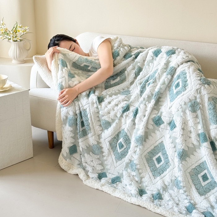 91家纺网 家纺一手货源 找家纺 丹本家纺 2025新款轻奢阳离子提花镂空塔芙绒羊羔绒保暖午睡双层毛毯办公室盖毯 蓝色