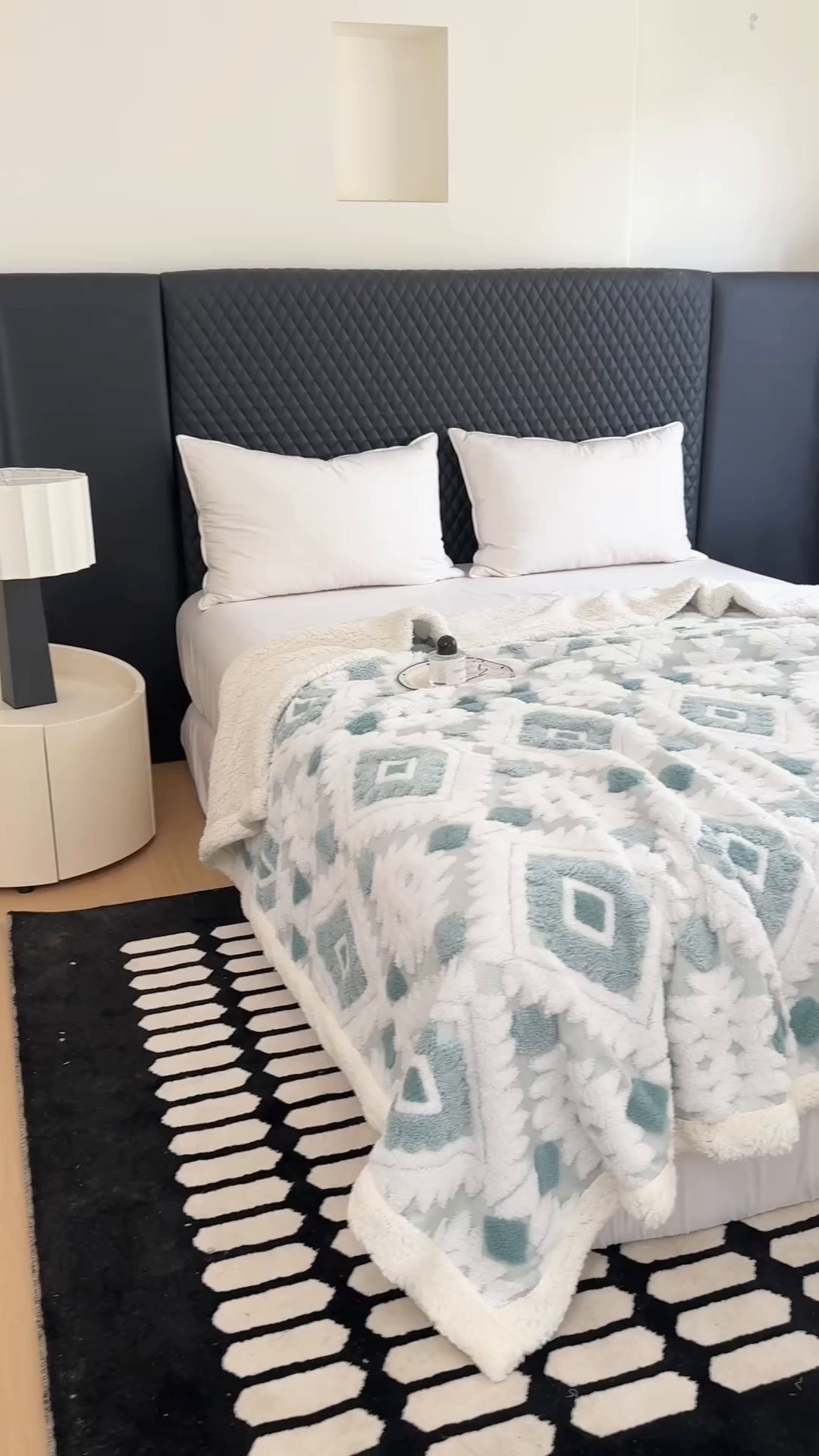 91家纺网 家纺一手货源 找家纺 丹本家纺 2025新款轻奢阳离子提花镂空塔芙绒羊羔绒保暖午睡双层毛毯办公室盖毯 蓝色