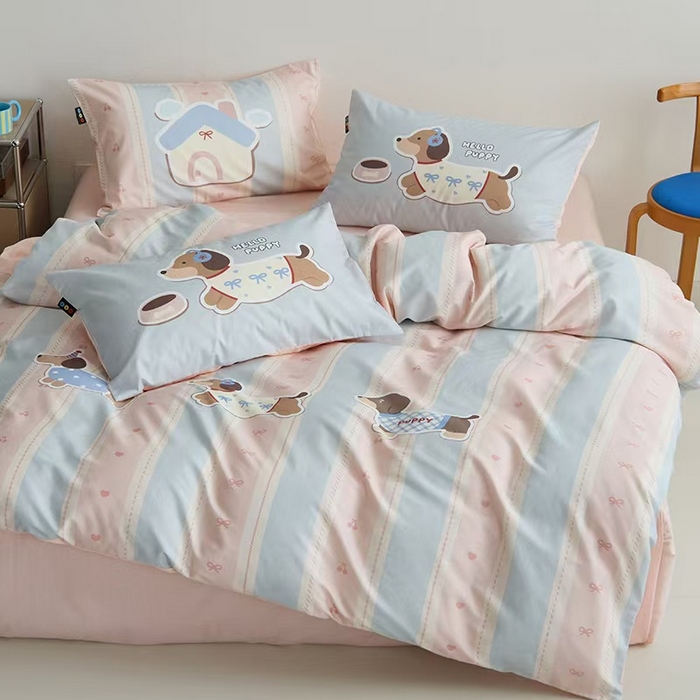 91家纺网 家纺一手货源 找家纺 RYB红黄兰 开学季2025新款ins设计师原创13372大版卡通数码印花40s全棉纯棉三件套四件套 甜心腊肠狗