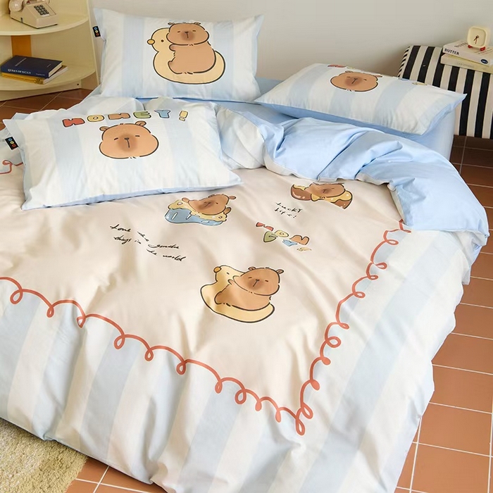 91家纺网 家纺一手货源 找家纺 RYB红黄兰 开学季2025新款ins设计师原创13372大版卡通数码印花40s全棉纯棉三件套四件套 蛋糕卡皮巴拉