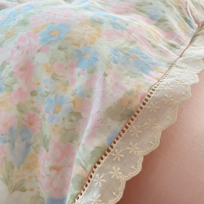 91家纺网 家纺一手货源 找家纺  奈萝家纺  2025新款全棉双层纱花边款四件套 花香魅影