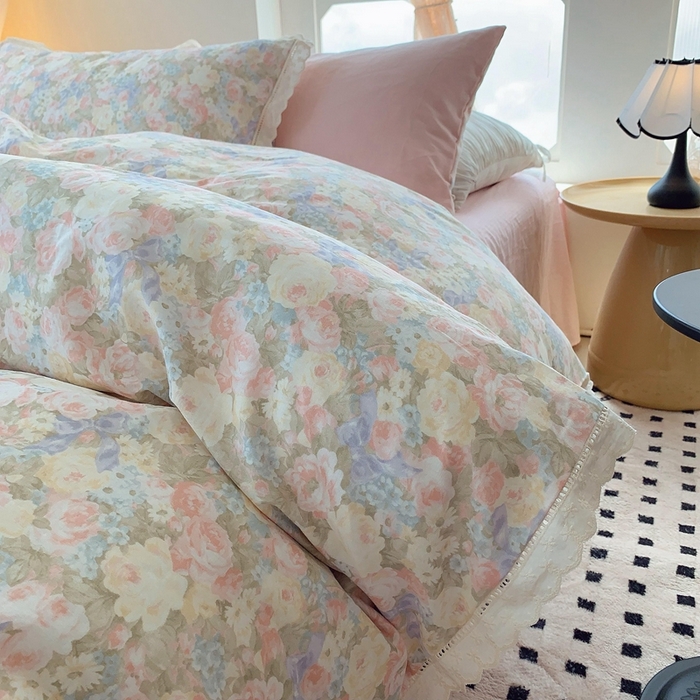 91家纺网 家纺一手货源 找家纺  奈萝家纺  2025新款全棉双层纱花边款四件套 暖阳绿意