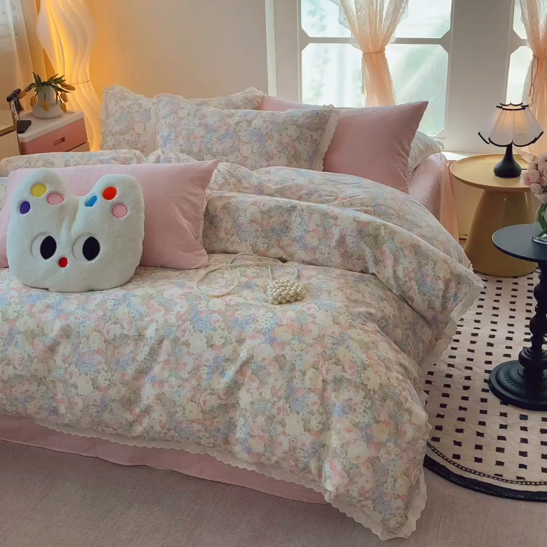 91家纺网 家纺一手货源 找家纺  奈萝家纺  2025新款全棉双层纱花边款四件套 花香魅影