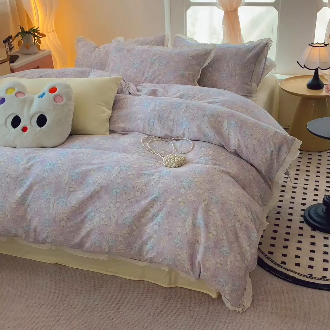 91家纺网 家纺一手货源 找家纺  奈萝家纺  2025新款全棉双层纱花边款四件套 花海恋人紫