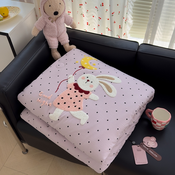 91家纺网 家纺一手货源 找家纺 （总）赫梵茜 2025新款云朵棉毛巾绣花嵌绳款夏被夏凉被空调被春秋被被子被芯