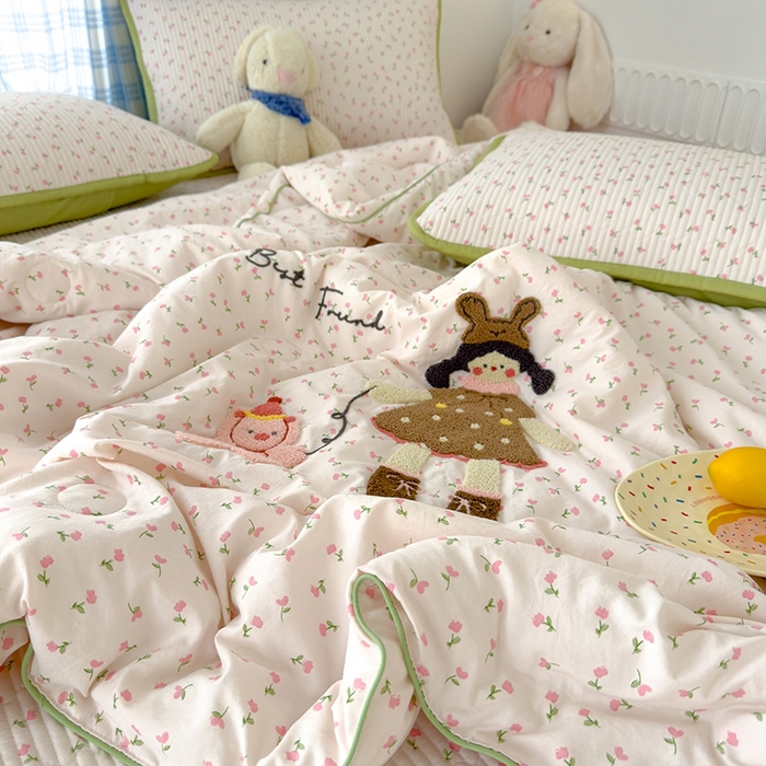 91家纺网 家纺一手货源 找家纺 赫梵茜 2025新款云朵棉毛巾绣花嵌绳款夏被夏凉被空调被春秋被被子被芯 小女孩