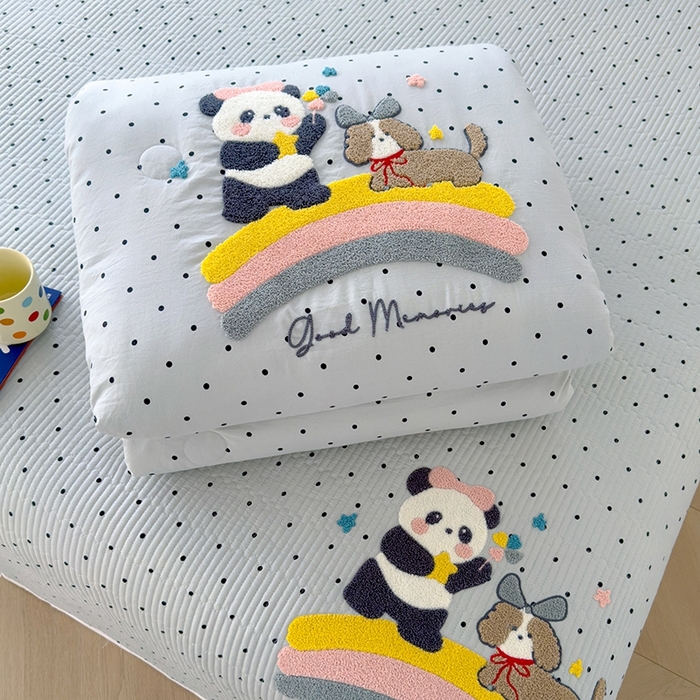 91家纺网 家纺一手货源 找家纺 赫梵茜 2025新款云朵棉毛巾绣花嵌绳款夏被夏凉被空调被春秋被被子被芯 熊猫