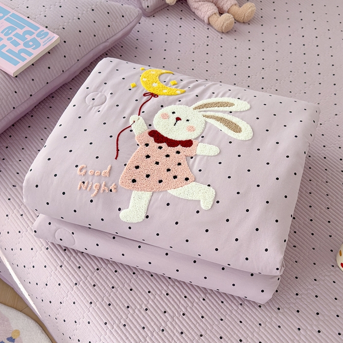 91家纺网 家纺一手货源 找家纺 赫梵茜 2025新款云朵棉毛巾绣花嵌绳款夏被夏凉被空调被春秋被被子被芯 月亮兔子