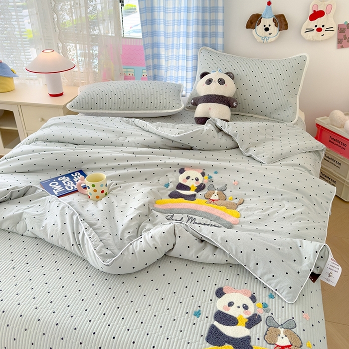 91家纺网 家纺一手货源 找家纺 赫梵茜 2025新款云朵棉毛巾绣花嵌绳款夏被夏凉被空调被春秋被被子被芯 熊猫