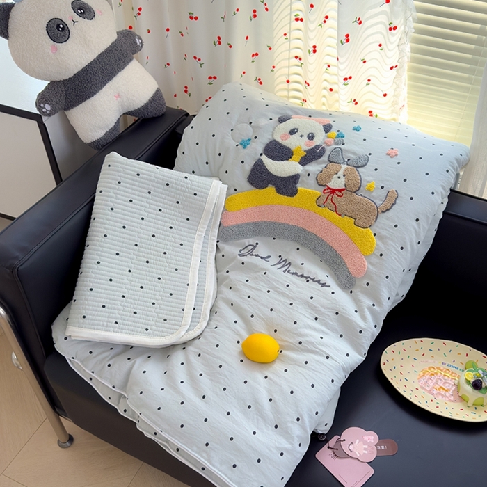 91家纺网 家纺一手货源 找家纺 赫梵茜 2025新款云朵棉毛巾绣花嵌绳款夏被夏凉被空调被春秋被被子被芯 熊猫