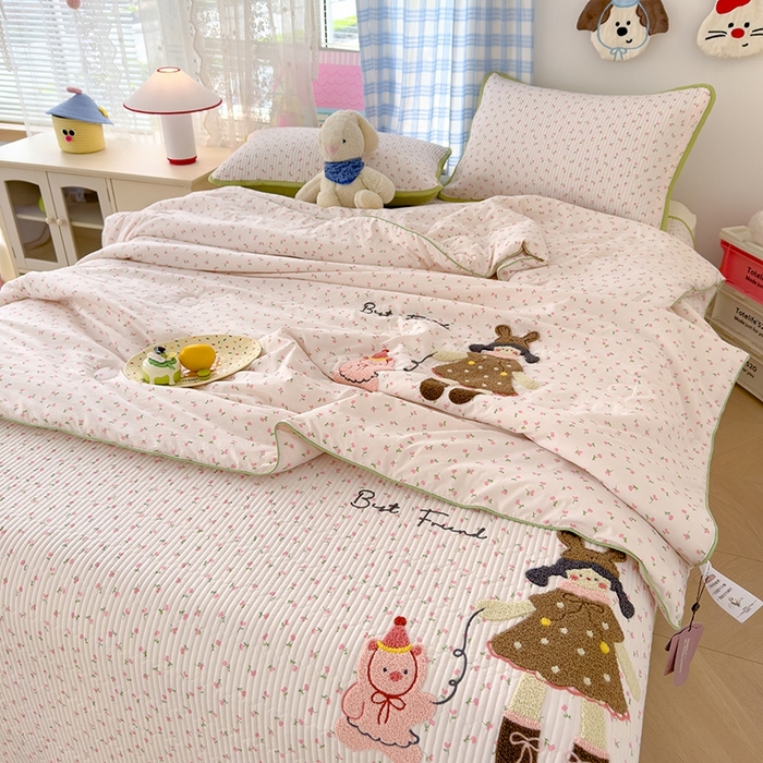 91家纺网 家纺一手货源 找家纺 赫梵茜 2025新款云朵棉毛巾绣花嵌绳款夏被夏凉被空调被春秋被被子被芯 小女孩