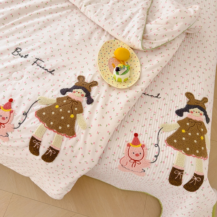 91家纺网 家纺一手货源 找家纺 赫梵茜 2025新款云朵棉毛巾绣花嵌绳款夏被夏凉被空调被春秋被被子被芯 小女孩