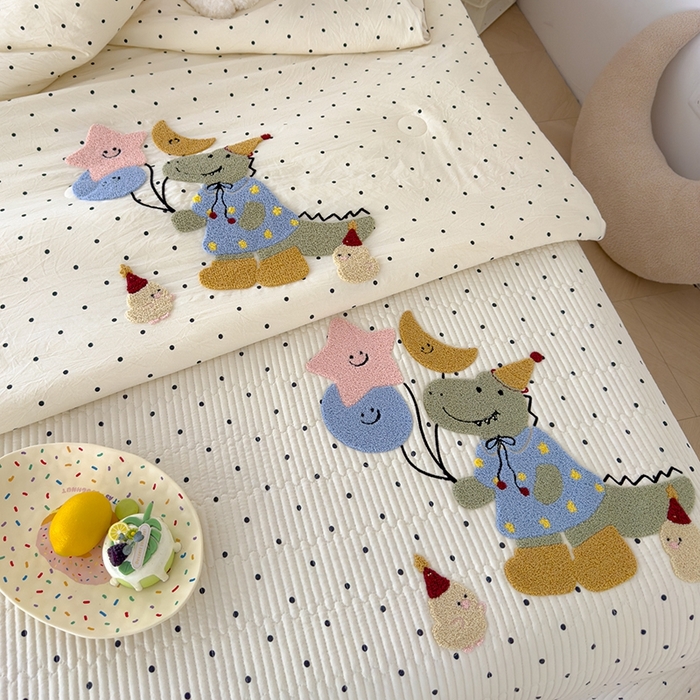 91家纺网 家纺一手货源 找家纺 赫梵茜 2025新款云朵棉毛巾绣花嵌绳款夏被夏凉被空调被春秋被被子被芯 恐龙