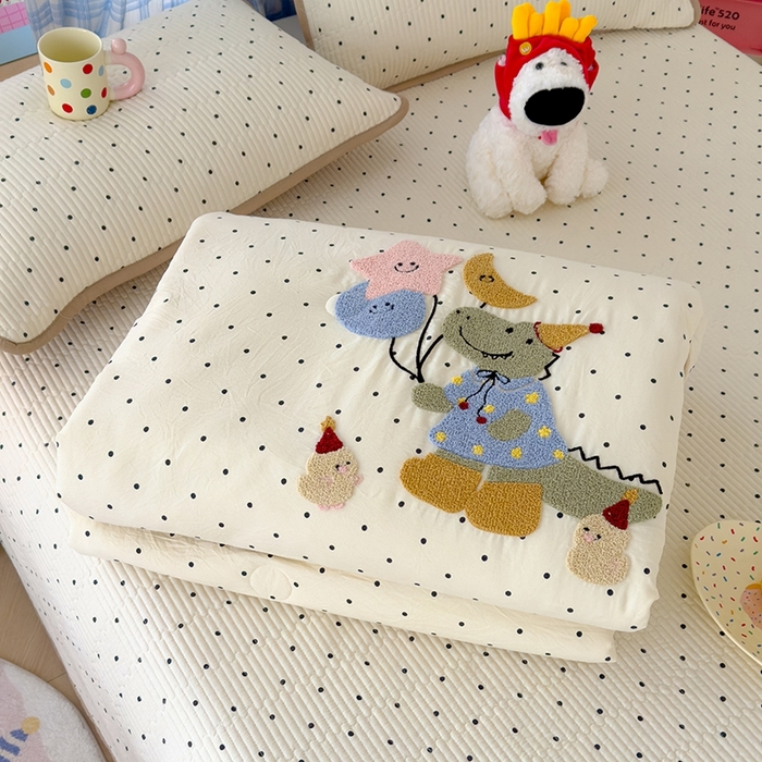 91家纺网 家纺一手货源 找家纺 赫梵茜 2025新款云朵棉毛巾绣花嵌绳款夏被夏凉被空调被春秋被被子被芯 恐龙