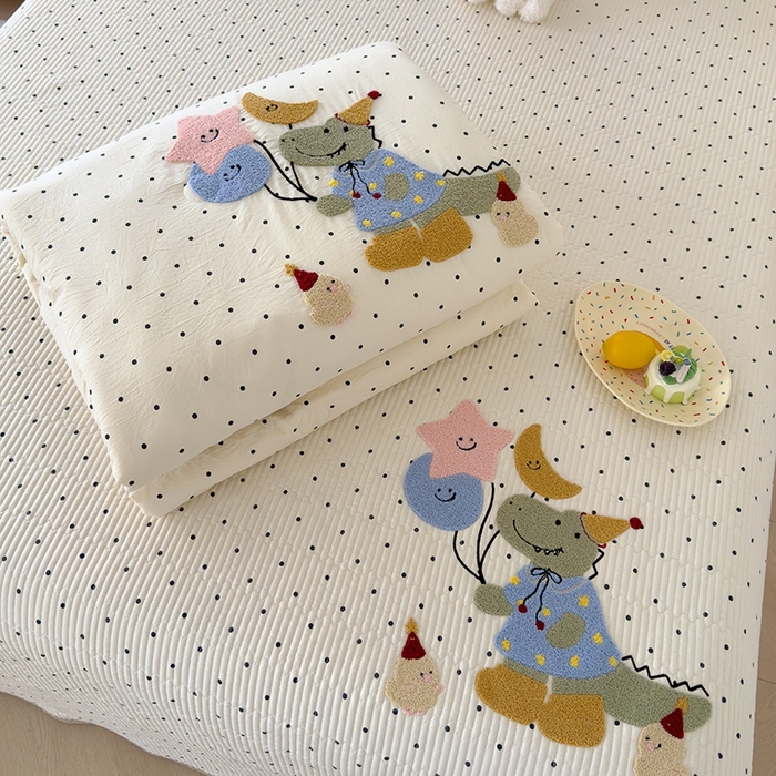 91家纺网 家纺一手货源 找家纺 赫梵茜 2025新款云朵棉毛巾绣花嵌绳款夏被夏凉被空调被春秋被被子被芯 恐龙