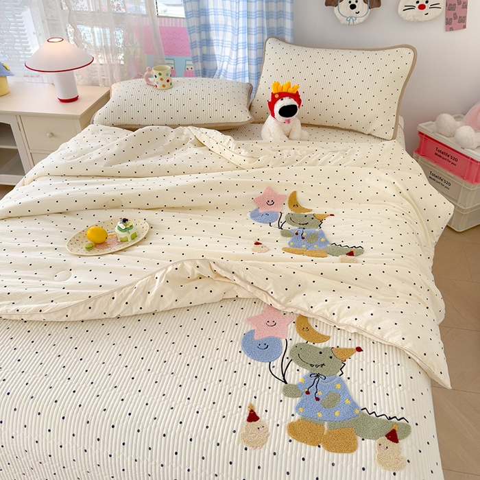 91家纺网 家纺一手货源 找家纺 赫梵茜 2025新款云朵棉毛巾绣花嵌绳款夏被夏凉被空调被春秋被被子被芯 恐龙