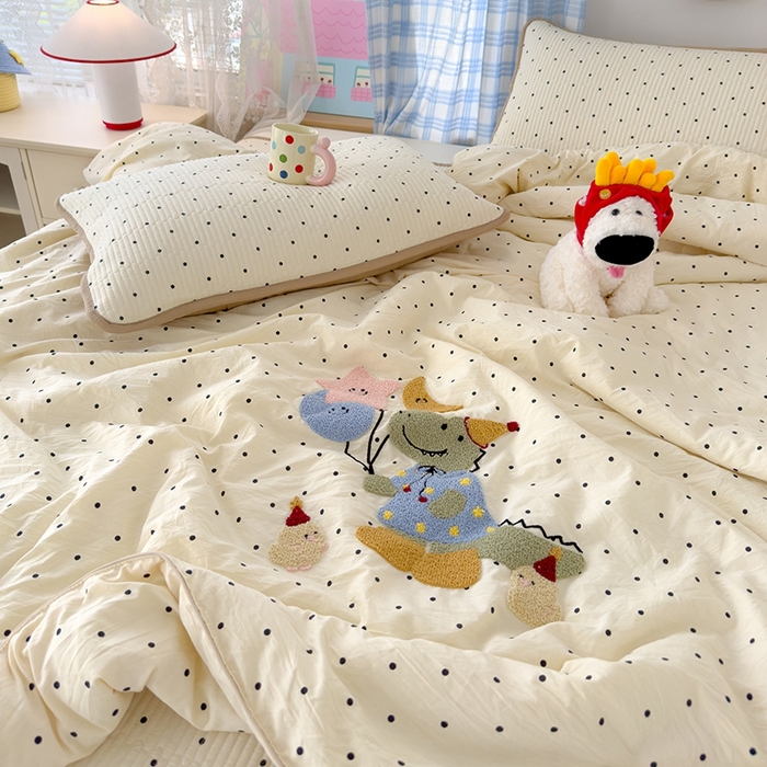 91家纺网 家纺一手货源 找家纺 赫梵茜 2025新款云朵棉毛巾绣花嵌绳款夏被夏凉被空调被春秋被被子被芯 恐龙