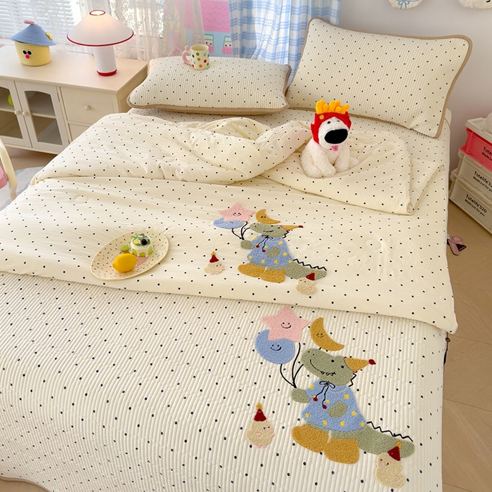 91家纺网 家纺一手货源 找家纺 赫梵茜 2025新款云朵棉毛巾绣花嵌绳款夏被夏凉被空调被春秋被被子被芯 恐龙