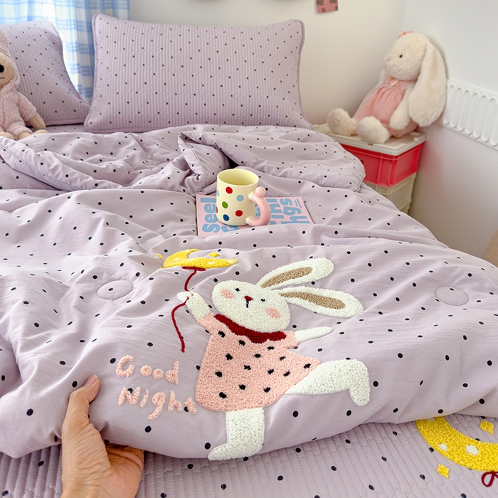 91家纺网 家纺一手货源 找家纺 赫梵茜 2025新款云朵棉毛巾绣床盖夏被被套四件套 月亮兔子