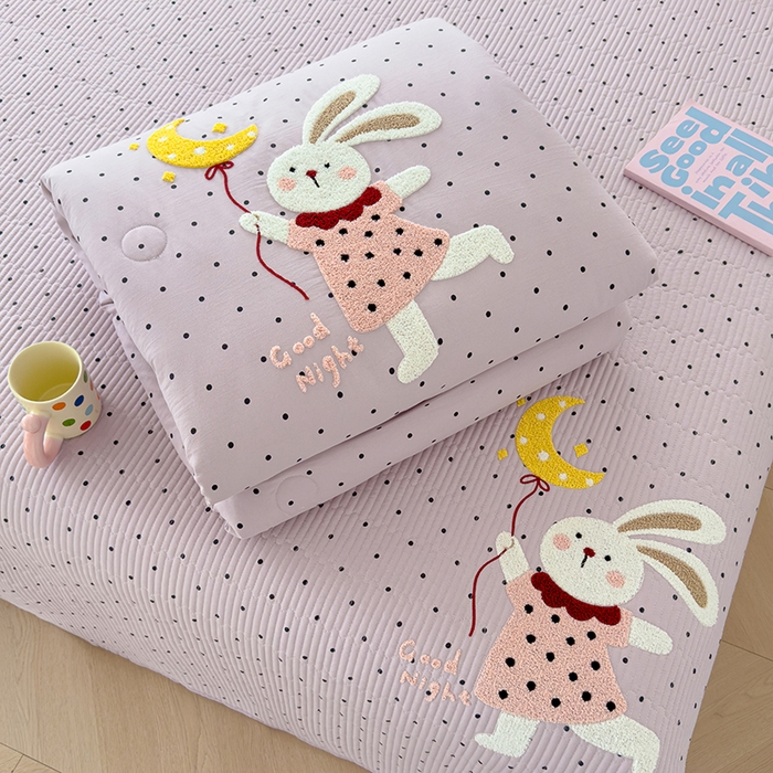 91家纺网 家纺一手货源 找家纺 赫梵茜 2025新款云朵棉毛巾绣床盖夏被被套四件套 月亮兔子