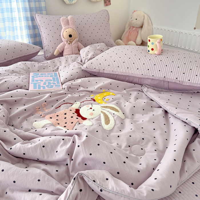 91家纺网 家纺一手货源 找家纺 赫梵茜 2025新款云朵棉毛巾绣床盖夏被被套四件套 月亮兔子