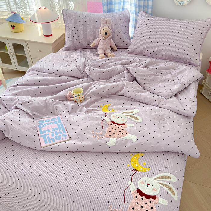 91家纺网 家纺一手货源 找家纺 赫梵茜 2025新款云朵棉毛巾绣床盖夏被被套四件套 月亮兔子