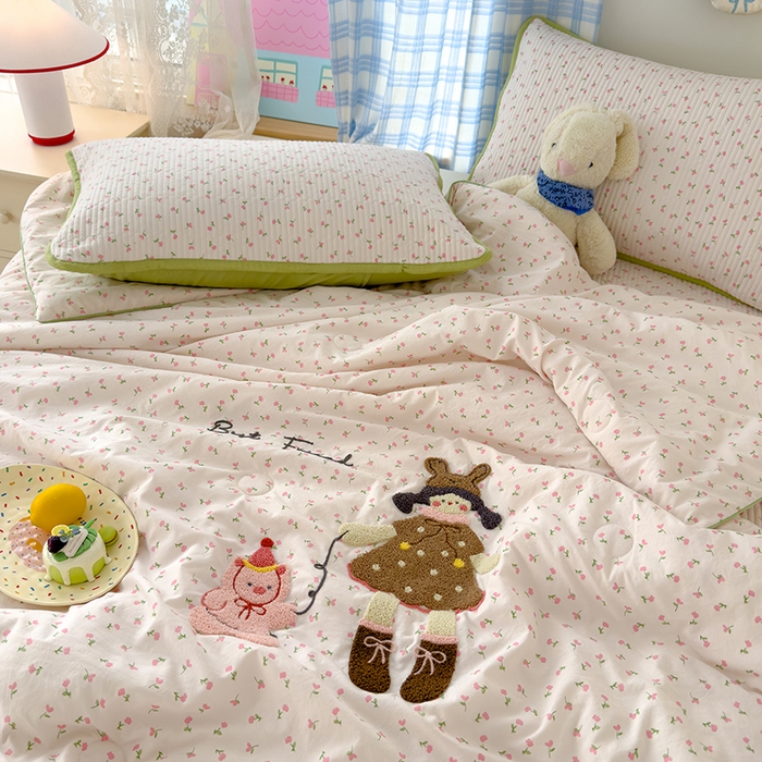 91家纺网 家纺一手货源 找家纺 赫梵茜 2025新款云朵棉毛巾绣床盖夏被被套四件套 小女孩