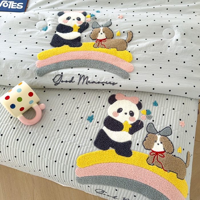 91家纺网 家纺一手货源 找家纺 赫梵茜 2025新款云朵棉毛巾绣床盖夏被被套四件套 熊猫