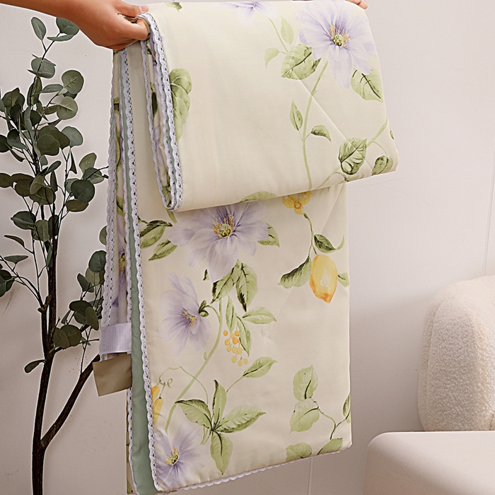 91家纺网 家纺一手货源 找家纺 小叮当家纺仓储工厂店 （提供买家秀 爆款花型 不断货）2025新款水洗棉花边夏凉被被子被芯 馥花逸夏