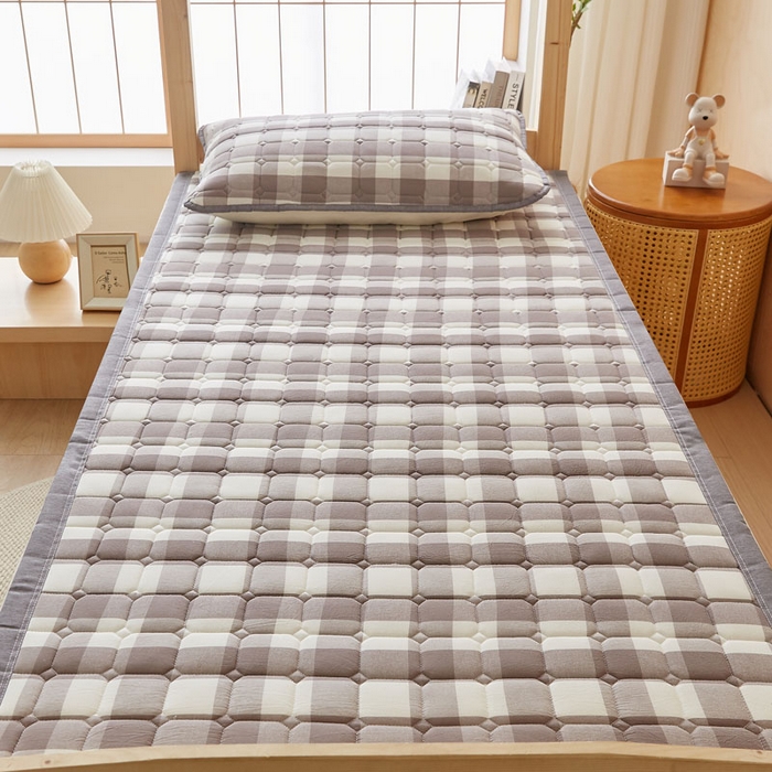 91家纺网 家纺一手货源 找家纺 暖季家纺 2025新款A类水洗棉学生絮叠床护垫 絮叠床护垫-灰中格