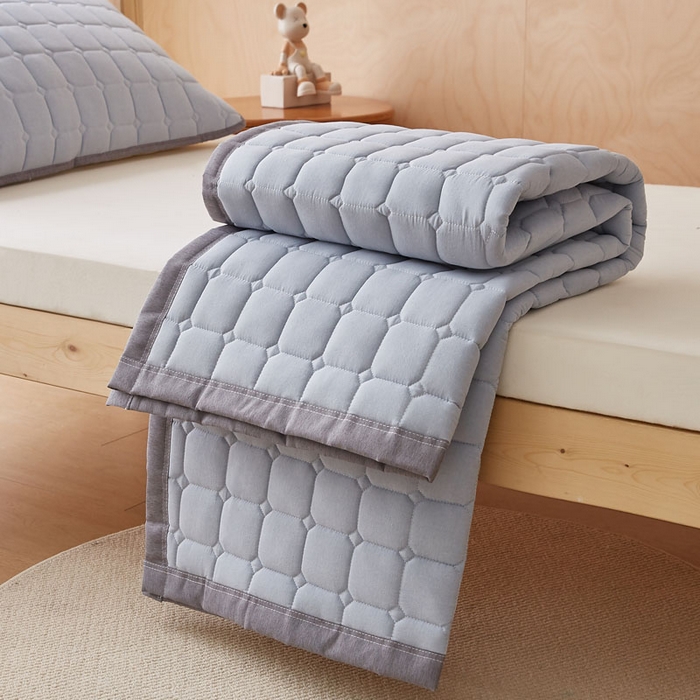 91家纺网 家纺一手货源 找家纺 暖季家纺 2025新款A类水洗棉学生絮叠床护垫 絮叠床护垫-浅灰