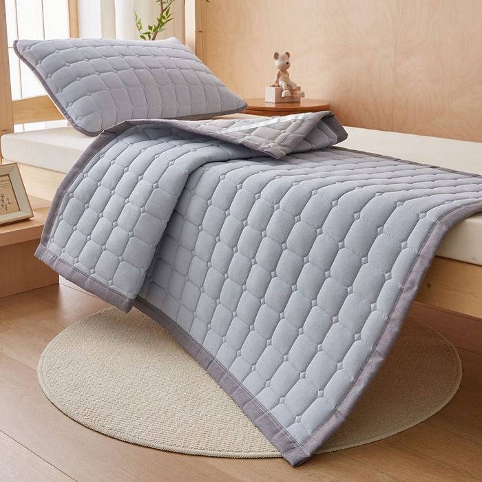 91家纺网 家纺一手货源 找家纺 暖季家纺 2025新款A类水洗棉学生絮叠床护垫 絮叠床护垫-浅灰