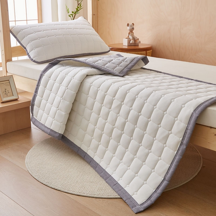 91家纺网 家纺一手货源 找家纺 暖季家纺 2025新款A类水洗棉学生絮叠床护垫 絮叠床护垫-月光白