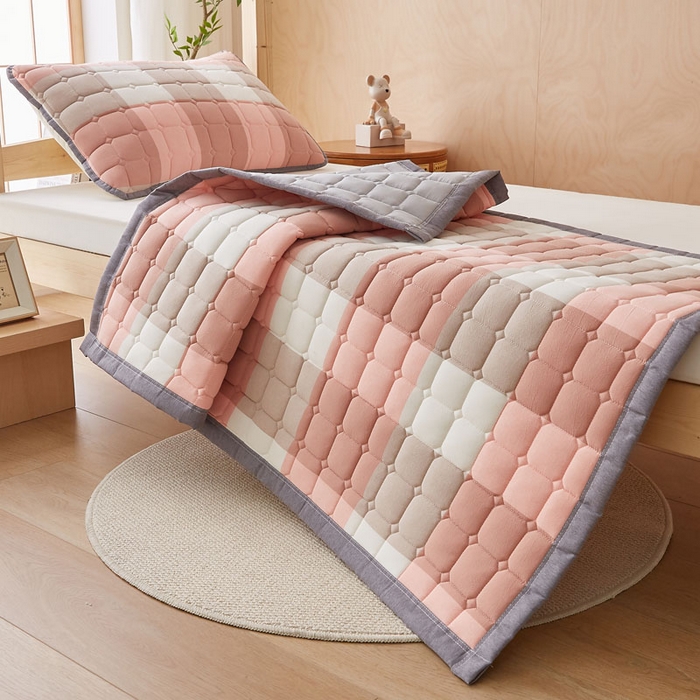 91家纺网 家纺一手货源 找家纺 暖季家纺 2025新款A类水洗棉学生絮叠床护垫 絮叠床护垫-粉大格