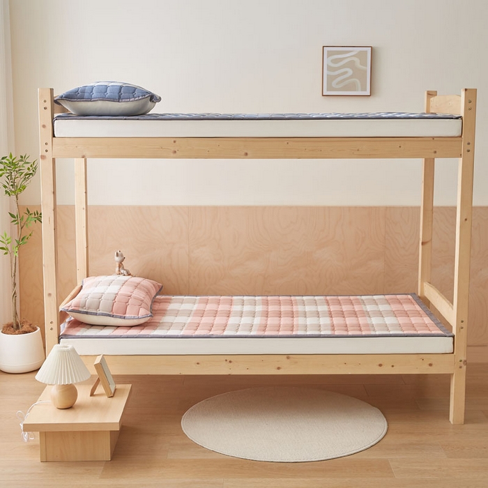 91家纺网 家纺一手货源 找家纺 暖季家纺 2025新款A类水洗棉学生絮叠床护垫 絮叠床护垫-粉大格